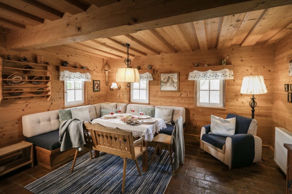 Stube mit Kachelofen im Ferienhaus Hoamatl