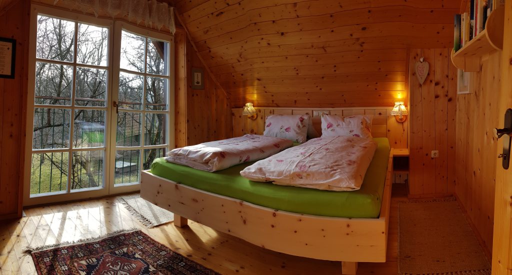 Schlafen im Zirbenbett im Romantikstöckl Altes Gehöft am Lormanberg