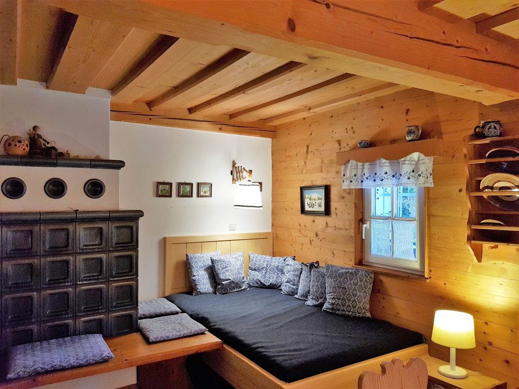 Ferienhaus Hoamatl Stube mit Kachelofen