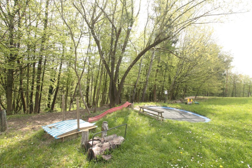 Kinderspielplatz Altes Gehöft Frühling