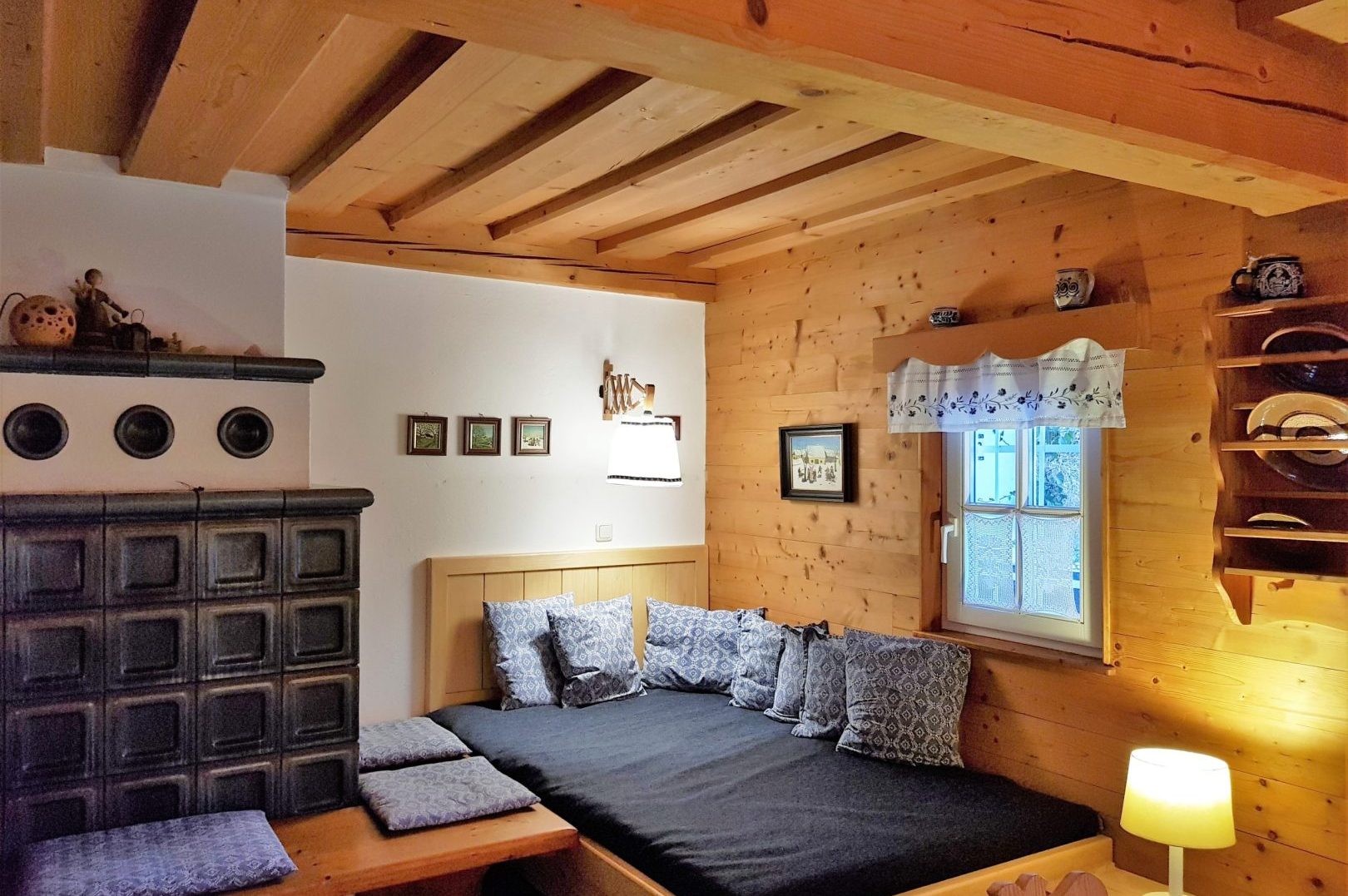 Ferienhaus Hoamatl Stube mit Kachelofen